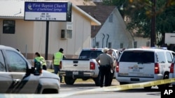 Petugas penegak hukum di depan First Baptist Church di Sutherland Springs, Texas, setelah penembakan fatal, 5 November 2017.