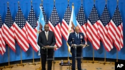 Министр обороны США Ллойд Остин (слева) и председатель Объединенного комитета начальников штабов, генерал ВВС США Чарльз Браун выступают на пресс-конференции после встречи министров обороны стран НАТО в Брюсселе, среда, 11 октября 2023 г.