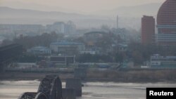 지난해 3월 북한 신의주에서 바라본 중국 단둥.