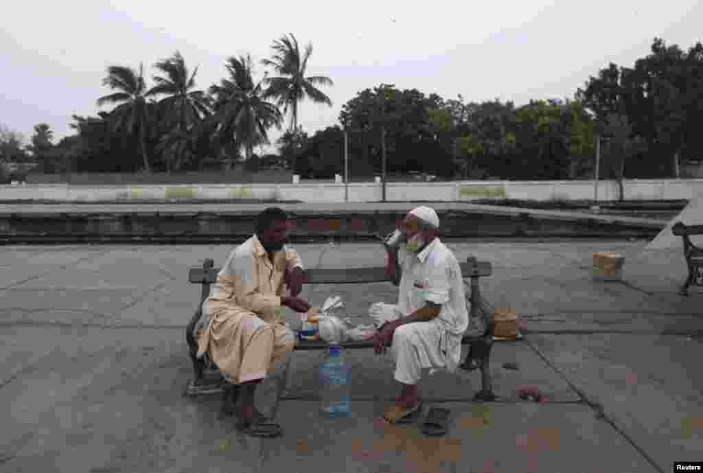 Breaking fast at Karachi&#39;s Cantonment railway station, Pakistan, July 2, 2014.