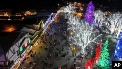 Ljudi šetaju glavnom ulicom u Livenvortu u državi Vašington, 29. novembra 2024. (Foto: AP/Jenny Kane)