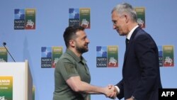 Президент України Володимир Зеленський і генсек НАТО Єнс Столтенберг під час саміту у Вільнюсі, 12 липня 2023. Photo by PETRAS MALUKAS / AFP