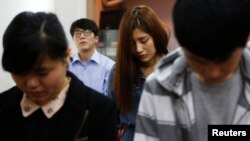 在韩国的脱北者祈祷