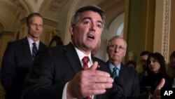 코리 가드너 상원 동아태소위원장(가운데)이 지난 1월 워싱턴 DC의 연방 의사당에서 존 툰 상원의원과 미치 맥코넬 미 상원 공화당 대표가 지켜보는 가운데 기자들의 질문에 답하고 있다. 