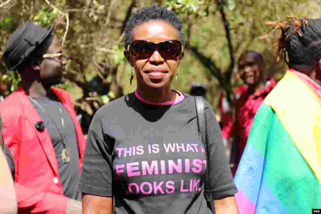 Peserta protes Women&#39;s March berjalan melalui hutan Karura di Nairobi, Kenya (21/1). (VOA/J.Craig)
