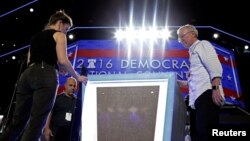Persiapan bagi acara Konvensi Nasional Partai Demokrat di Philadelphia, Pennsylvania (24/7). 