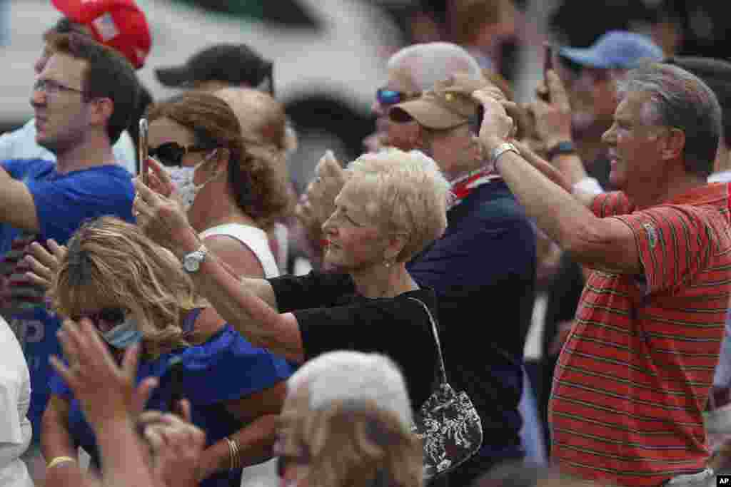 អ្នកគាំទ្រ ស្រែក​អបអរ​និង​ថតរូប គ្រាដែល​លោក​អនុ​ប្រធានាធិបតី Mike Pence ថ្លែង​នៅក្នុង​យុទ្ធនាការ​&laquo;ប៉ូលិស​សម្រាប់ Trump&raquo; នៅ​ឯ​ស្ថានីយ៍​ប៉ូលិស​មួយ​កន្លែង ក្នុង​ទីក្រុង Greensburg រដ្ឋPennsylvania នៅ​ថ្ងៃ​ព្រហស្បតិ៍ ទី៣០ ខែកក្កដា ឆ្នាំ២០២០។ (AP)