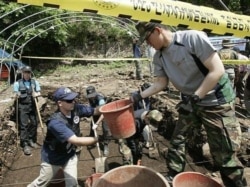 지난 2009년 5월 한국 화천에서 6.25 미군 유해 발굴 작업 중인 미군 합동전쟁포로실종자사령부와 한국군 요원들.