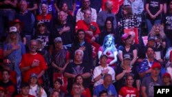 អ្នកគាំទ្រ​ឈរ​គោរព​ទង់ជាតិ​អំឡុង​យុទ្ធនាការ​ឃោសនាមួយ​សម្រាប់​អតីតប្រធានាធិបតី​អាមេរិក​និង​បេក្ខជនប្រធានាធិបតី​បក្ស​សាធារណរដ្ឋ​នៅ​ទីក្រុង Henderson រដ្ឋ Nevada កាលពីថ្ងៃទី​៣១ តុលា ឆ្នាំ២០២៤។