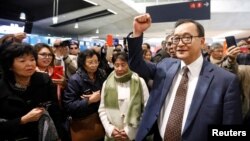 លោក សម រង្ស៊ី ប្រធានស្តីទីនៃគណបក្សសង្គ្រោះជាតិដែលនិរទេសខ្លួនក្រៅប្រទេស ថ្លែងទៅកាន់អ្នកគាំទ្របន្ទាប់ពីលោកត្រូវបានហាមឃាត់មិនឲ្យធ្វើដំណើរតាមយន្តហោះពីទីក្រុងប៉ារីស ប្រទេសបារាំង ទៅកាន់ទីក្រុងបាងកក ប្រទេសថៃ នៅថ្ងៃព្រហស្បតិ៍ ទី៧ ខែវិច្ឆិកា ឆ្នាំ២០១៩។