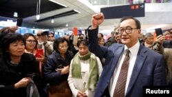 រូបឯកសារ៖ លោក សម រង្ស៊ី ប្រធានស្តីទីនៃគណបក្សសង្គ្រោះជាតិដែលនិរទេសខ្លួនក្រៅប្រទេស ថ្លែងទៅកាន់អ្នកគាំទ្របន្ទាប់ពីលោកត្រូវបានហាមឃាត់មិនឲ្យធ្វើដំណើរតាមយន្តហោះពីទីក្រុងប៉ារីស ប្រទេសបារាំង ទៅកាន់ទីក្រុងបាងកក ប្រទេសថៃ នៅថ្ងៃព្រហស្បតិ៍ ទី៧ ខែវិច្ឆិកា ឆ្នាំ២០១៩។