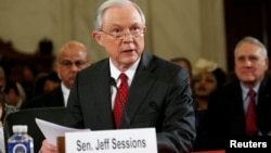 Sen. Jeff Sessions,ka abbaa alangaa addaa USA tahuuf dhiyaate Capitol Hill keessatti wa gaafatan (Amajjii 10, 2017.