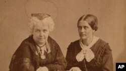 Elizabeth Cady Stanton (kiri) dan Susan B. Anthony (kanan), Albumen silver print, karya Napoleon Sarony (Foto: dok).