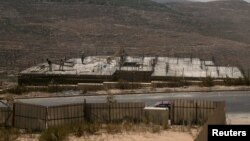 کارگران فلسطینی در حال کار در یک شهرک‌نشین یهودی در کرانه باختری (آرشیو)