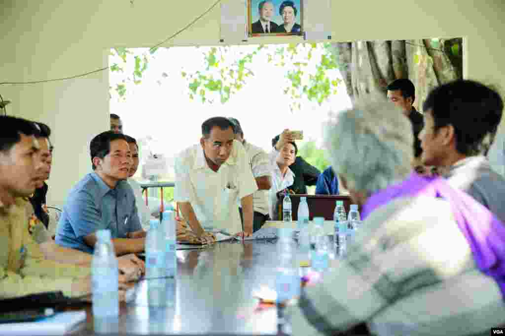 អភិបាល​រាជធានី​ភ្នំពេញ លោក ឃួង ស្រេង ជួប​ជាមួយ​អ្នកតំណាង​ប្រជាពលរដ្ឋ​មកពី​ខេត្ត​ក្រចេះ​ដើម្បី​ពិភាក្សា​អំពី​ដំណោះស្រាយ​និង​ទទួល​ញត្តិទាក់ទិន​នឹង​ជម្លោះ​ដី​ធ្លី នៅ​ក្បែរ​គេហដ្ឋាន​របស់​នាយក​រដ្ឋមន្រ្តី​កម្ពុជា​លោក​​​ ហ៊ុន សែន កាលពី​ថ្ងៃទី​២៣ មេសា ឆ្នាំ​២០១៨។ (ទុំ ម្លិះ/VOA)