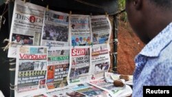18일 나이지리아 아부자의 신문 가판대. 납치된 여학생들의 석방 가능성에 대한 기사가 각 종 신문 1면에 실렸다.