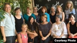 ក្រុមសាស្ត្រាចារ្យនៃសាលា Middlesex Community College និង Lowell Public Schools ក្នុងទីក្រុងLowell រដ្ឋ ម៉ាសាជូសិតសហរដ្ឋអាមេរិក ថតរូបជុំគ្នា មុនដំណើរទស្សនកិច្ចសិក្សានៅក្នុងប្រទេសកម្ពុជា ពីថ្ងៃទី៥ ខែកក្កដា ដល់ថ្ងៃទី៣ ខែសីហា ឆ្នាំ២០១៦ ក្រោមការគាំទ្រមូលនិធិពីកម្មវិធី Fulbright-Hays Group Projects Abroad Grant។ សាស្ត្រាចារ្យ Dona Cady ព្រឹទ្ធនារី នៃ Middlesex Community College (រូបទី៤ ជួរមុខ រាប់ពីឆ្វេងទៅស្តាំ) គឺ​ជា​អ្នក​ដឹកនាំ​កម្មវិធី​ទស្សនកិច្ចសិក្សានេះ។ (រូបថតផ្តល់​ឲ្យដោយ Dona Cady)