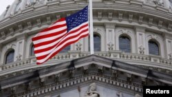 Bendera AS berkibar di Capitol Hill di Washington, AS, 29 September 2023. (Foto: REUTERS/ Jonatan Ernst)