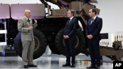 រដ្ឋមន្ត្រីការបរទេស​សហរដ្ឋអាមេរិក​លោក Antony Blinken និង​មន្ត្រីជាន់ខ្ពស់​បារាំង​សន្ទនាគ្នា​ នៅ​ទីស្នាក់ការ​កណ្តាល​ Nexter ក្នុងទីក្រុង Versailles ប្រទេសបារាំង នាថ្ងៃទី២ ខែមេសា ឆ្នាំ២០២៤។ 