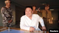 លោក Kim Jong Un មេដឹកនាំ​កូរ៉េ​ខាង​ជើង​ញញឹម​នៅ​ពេល​បាញ់​រ៉ុក្កែត​ផ្លោង​តាម​ប្រព័ន្ធ​តម្រង់​ទិស​មួយ​នៅ​ក្នុង​រូបថត​ដែល​ចេញ​ផ្សាយ​ដោយ​ទីភ្នាក់ងារ​សារព័ត៌មាន​កណ្តាល​របស់​កូរ៉េ​ខាង​ជើង​ កាលពី​ថ្ងៃទី៣០ ខែឧសភា ឆ្នាំ២០១៧។