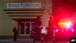 Les agents des forces de l’ordre se sont déployés à l'entrée d'un magasin au centre commercial Cascade où a eu lieu une fusillade à Burlington, Washington, 23 septembre 2016