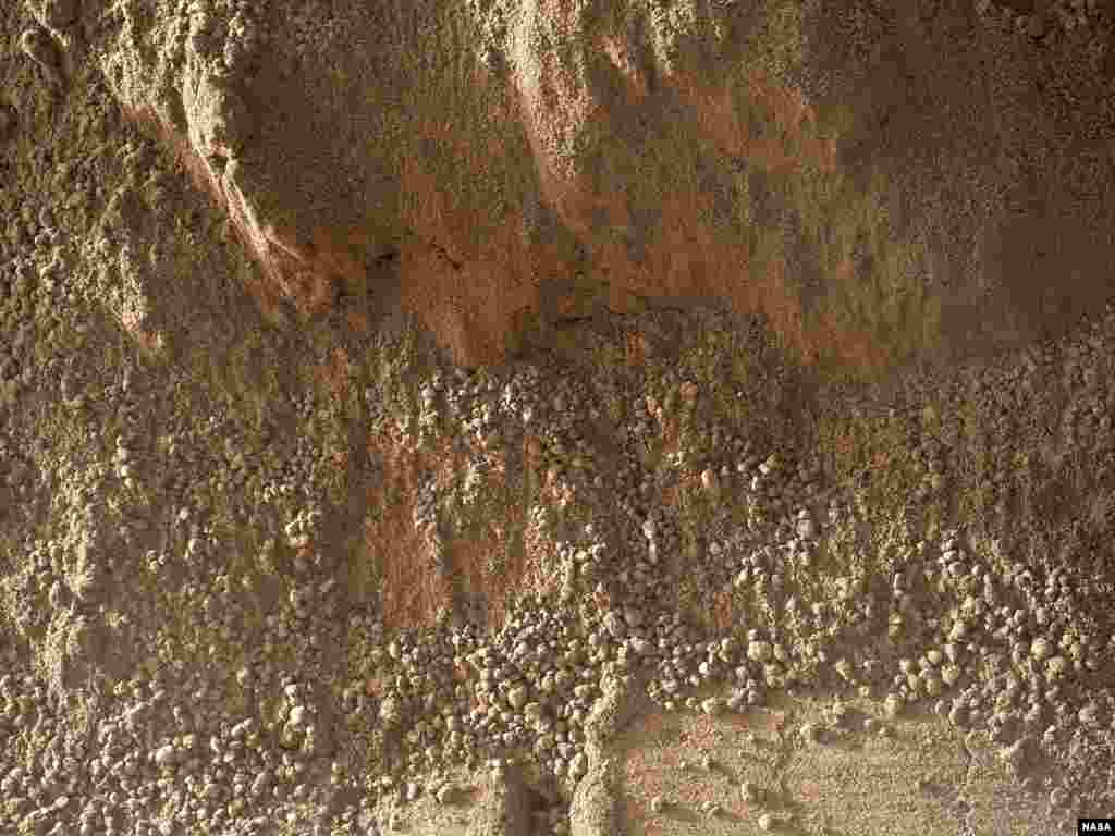 This image shows the wall of a scuff mark NASA&#39;s Curiosity made in a windblown ripple of Martian sand with its wheel. 