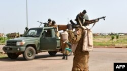 Des soldats de l'ex-Régiment de la sécurité présidentielle (RSP) en patrouille à Ouagadougou, 29 septembre 2015.