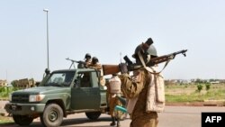 Des soldats burkinabè patrouillent près des baraquements du RSP, le 29 septembre 2015 à Ouagadougou. (AFP PHOTO / SIA KAMBOU)