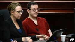 James Holmes (kanan) tampil bersama pengacaranya di pengadilan di kota Centennial, Colorado, Senin (24/8). 