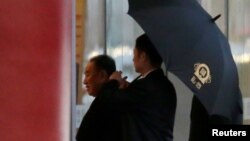 김영철 북한 노동당 부위원장 겸 통일전선부장이 17일 미국 워싱턴 행 비행기에 탑승하기 위해 중국 베이징 공항 터미널에 도착했다.