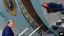 Presiden Donald Trump menaiki Air Force One di Bandara Internasional Palm Beach, di West Palm Beach, Florida, 31 Desember 2020. (Foto: AP)
