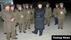 북한 김정은 국방위원회 제1위원장(가운데)이 항공육전병부대의 야간훈련을 불시에 참관했다고 노동신문이 20일 보도했다.