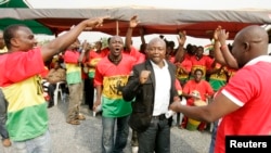 Le joueur Abédi Pelé danse au milieu de ses fans, à Prampram, le 19 janvier 2008.
