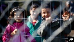 حکومت هنگری برای جلوگیری از ورود پناهجویان، سرحدش با صربستان را مسدود کرد