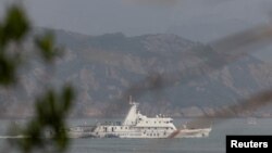 Sebuah kapal Garda Pantai China dekat Kepulauan Matsu yang dikuasai Taiwan yang dekat dengan pantai China,, 8 April 2023. (Foto: REUTERS/Thomas Peter)