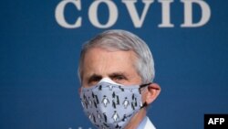 រូបឯកសារ៖ លោក​បណ្ឌិត Anthony Fauci ស្ដាប់​សុន្ទរកថា​របស់​ប្រធានាធិបតី​សហរដ្ឋ​អាមេរិក លោក Joe Biden អំពី​ការ​ផ្ដល់​វ៉ាក់សាំង​បង្ការ​ជំងឺ​កូវីដ១៩​ដល់​ពលរដ្ឋ​អាមេរិកាំង។