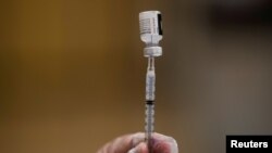 Arhiva - Zdravstveni radnik priprema dozu vakcine protiv koronavirusa, proizvođača Fajzer BajoNTek.