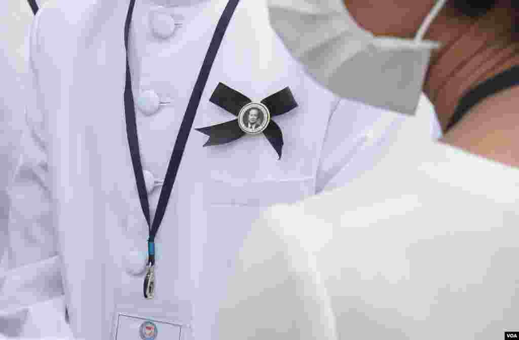 ព្រះសព​សម្តេច​ក្រុមព្រះ​ នរោត្តម​ រណឫទ្ធិ​ ត្រូវ​បាន​ដឹក​មក​ដល់​ព្រលាន​យន្តហោះ​អន្តរជាតិ​ភ្នំពេញ នៅថ្ងៃ​អាទិត្យ​ ទី​៥​ ខែធ្នូ​ ឆ្នាំ២០២១។​ (ខាន់ សុគុំមនោ​/វីអូអេ)