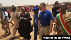 David Beasley, directeur exécutif du PAM, à Koundougou, au Mali, le 20 mai 2018. (VOA/Kassim Traoré)