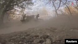 우크라이나 도네츠크 지역에서 자주포 사격을 진행 중인 러시아 군의 모습. (자료화면)