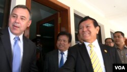US Ambassador Willaim Heidt meets Kem Sokha, acting president of the Cambodian National Rescue Party at the National Assembly, February 8, 2016. (Pin Sisovann/VOA Khmer)