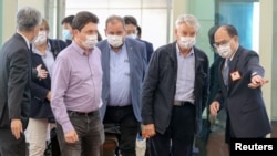 알랭 리샤르(오른쪽 두번째) 의원 등 프랑스 상원의원단이 6일 타오위안 국제공항을 통해 타이완에 도착하고 있다.