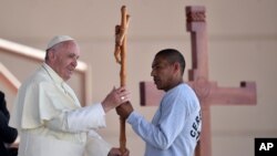 Le pape François reçoit une croix faite par un détenu à la prison CERESO n. 3, à Ciudad Juarez, Mexique, 17 février 2016.