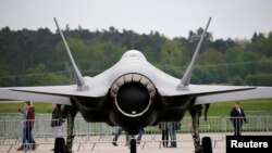 Pesawat tempur F-35 buatan Lockheed Martin di pameran dirgantara di Berlin, Jerman, 25 April 2018. (Foto: Reuters)