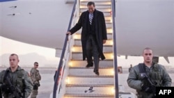 AQSh mudofaa vaziri Leon Panetta Kobulda