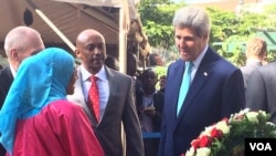 ​រដ្ឋមន្ត្រី​ការបរទេស​​ស.រ.អា. ​John Kerry​ បាន​ចូលរួម​ក្នុង​ពិធី​ដាក់​កម្រង​ផ្កាជាមួយ​ Rukia Ali ដែល​ជា​ជន​រងគ្រោះ​នៃ​ការ​បំផ្ទុះគ្រាប់​បែក​លើ​ស្ថានទូតអាមេរិក​នៅឆ្នាំ១៩៩៨ នៅ​ឯ​ឧទ្យាន​រំឭក​វិញ្ញាណ​ក្ខន្ធ​​ ក្នុង​ក្រុង​​ណៃរ៉ូប៊ី​ ប្រទេស​កេយ៉ា​ កាលពីថ្ងៃទី​៤ ខែឧសភា ឆ្នាំ២០១៥។