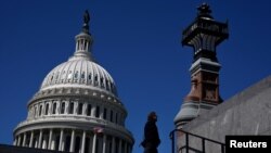 Kubah Capitol AS, Senat Amerika Serikat (AS) akhirnya meloloskan paket RUU fiskal sebesar $1,2 triliun pada Sabtu (23/3) dini hari. (Foto: REUTERS/Elizabeth Frantz)