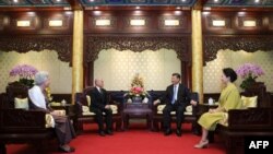 រូបឯកសារ៖ ព្រះ​មហា​ក្សត្រ​ព្រះ​បាទ​នរោត្តម ​សីហមុនី ​និង​ព្រះ​មហា​ក្សត្រីយានី​នរោត្តម​មុនីនាថ​ សីហនុ យាង​ជួប​ជាមួយ​ប្រធានាធិបី ចិន លោក ស៊ី ជីនពីង​ និង​ភរិយា នៅ​ទីក្រុង ប៉េកាំង ប្រទេស​ចិន ថ្ងៃ​ទី​១៩ ខែកញ្ញា ឆ្នាំ២០១៨។