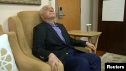 បព្វជិត​ Fethullah Gulen ដែល​ស្ថិត​នៅ​សហរដ្ឋ​អាមេរិក​និង​​រងការ​ចោទ​ប្រកាន់​ថា​នៅ​ពីក្រោយ​រដ្ឋ​ប្រហារ​ដែល​បរាជ័យ​ ស្ថិត​នៅ​ក្នុង​ផ្ទះ​របស់​លោក​ មុន​ពេល​ផ្តល់បទ​សម្ភាសន៍​ដល់​អ្នក​កាសែត​​កាល​ពី​ថ្ងៃទី១៦ ខែកក្កដា ឆ្នាំ២០១៦។