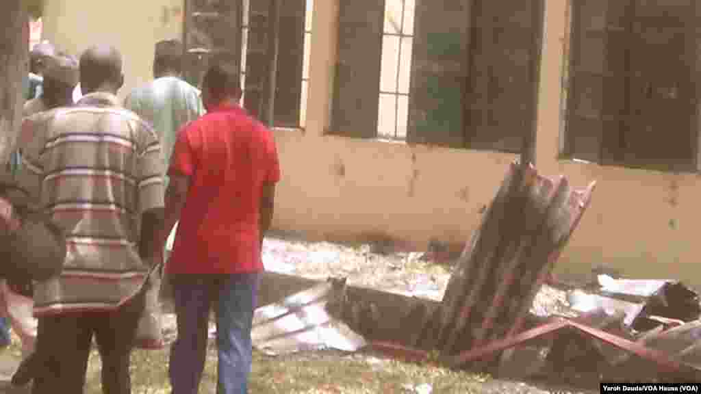 Gungun mutane na kallon makarantar sakandaren gwamnati na Chibok inda &lsquo;yan bindiga suka sace fiye da dalibai dari biyu a Chibok,Najeriya. An dauka hoto 21 ga Afrilu 2014.